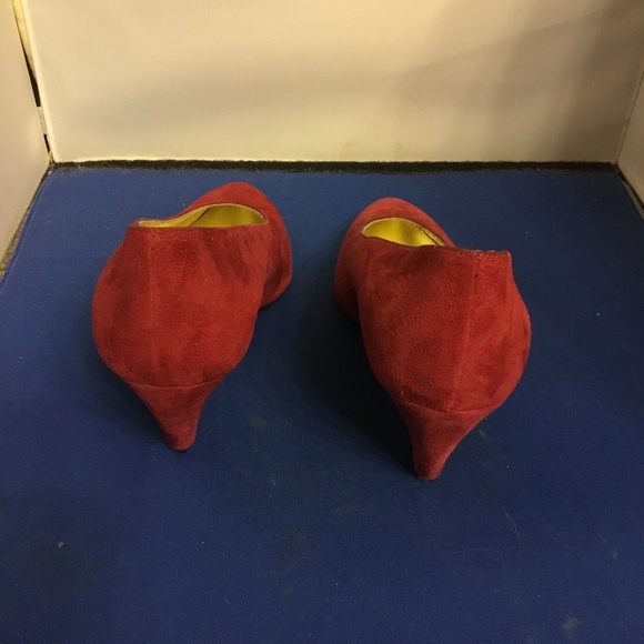 Women’s raspberry suede pumps - Picture 2 of 2